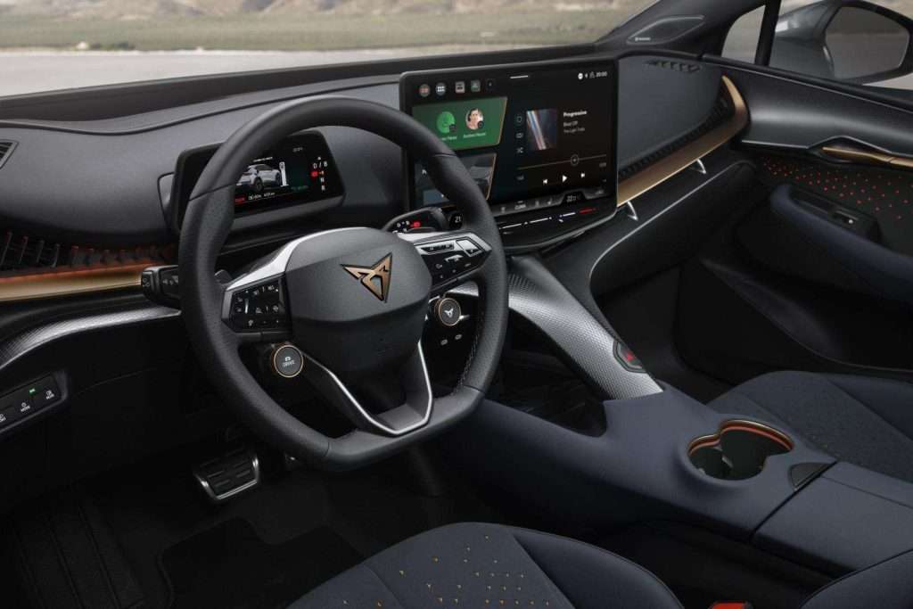 Cupra Tavascan crossover sportiva maranza interni 2026