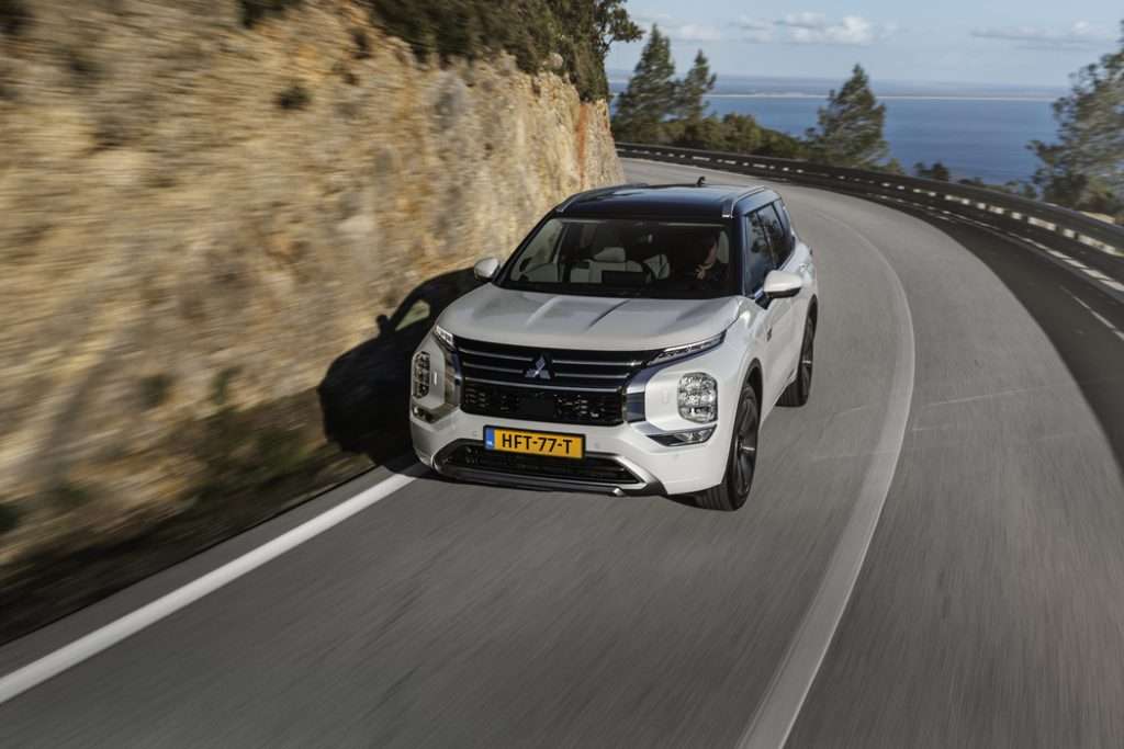 Mitsubishi New Outlander PHEV White Diamond_2026 azione