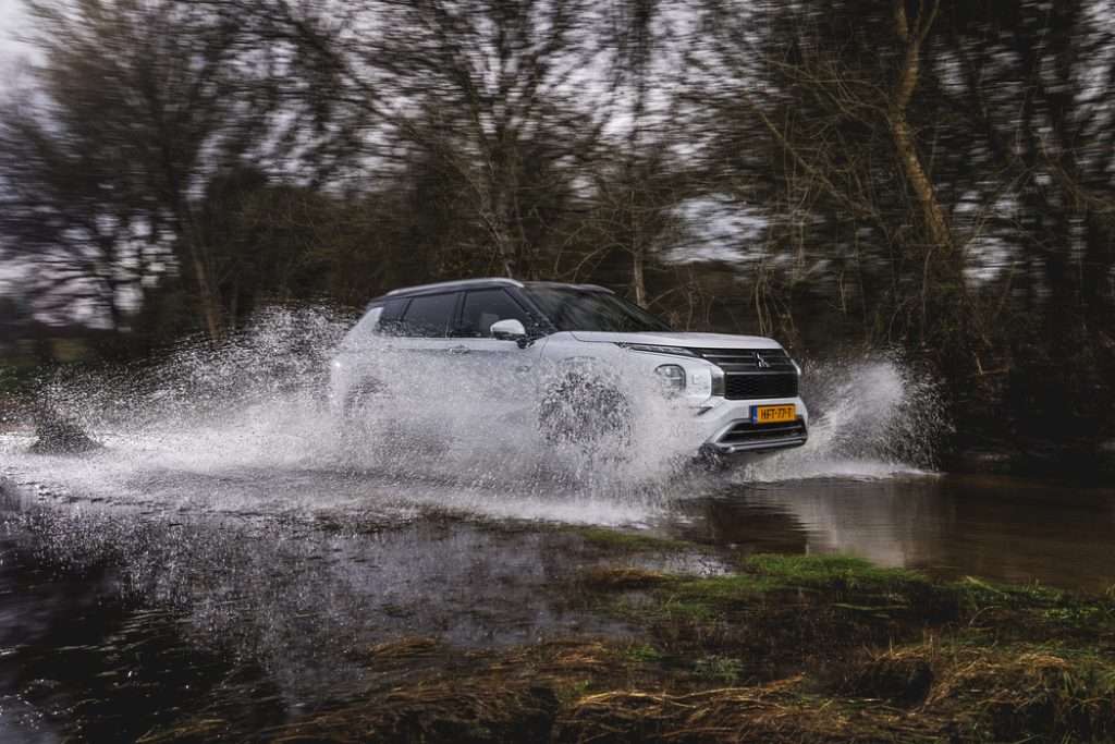 Mitsubishi New Outlander PHEV White Diamond_2026 dinamica