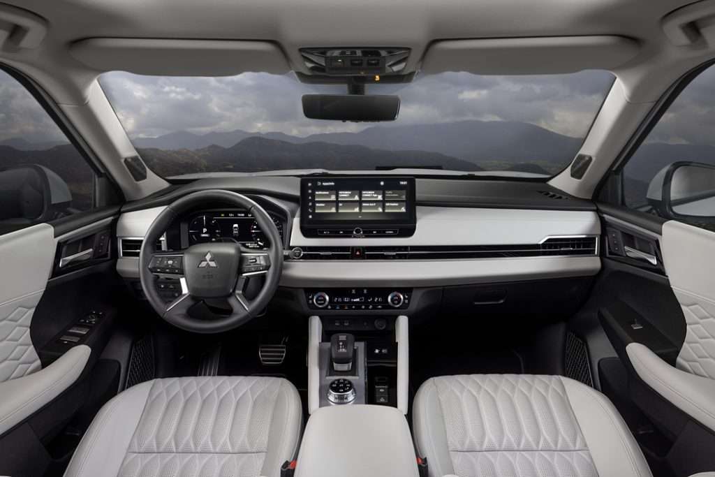 Mitsubishi New Outlander PHEV White Diamond_226 plancia