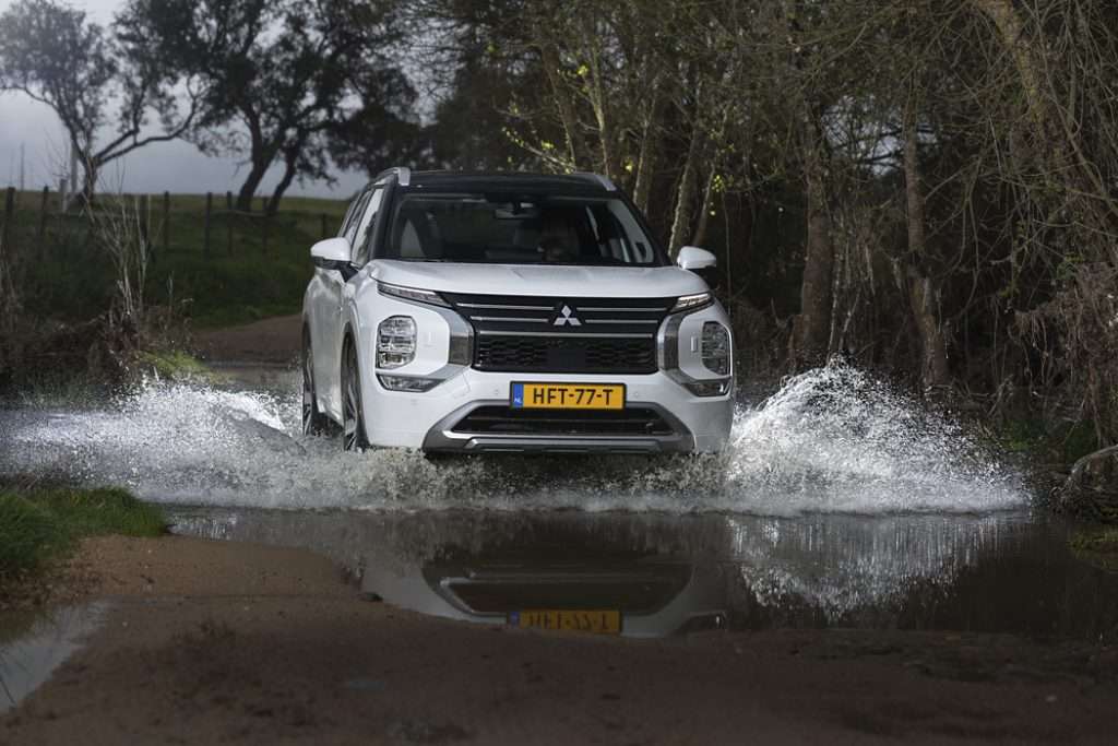 New Outlander PHEV White Diamond_2026 front guado (1)