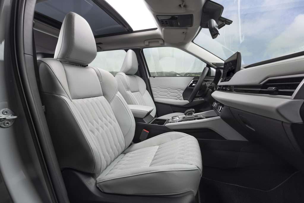 New Outlander PHEV White Diamond_2026 interni (1)