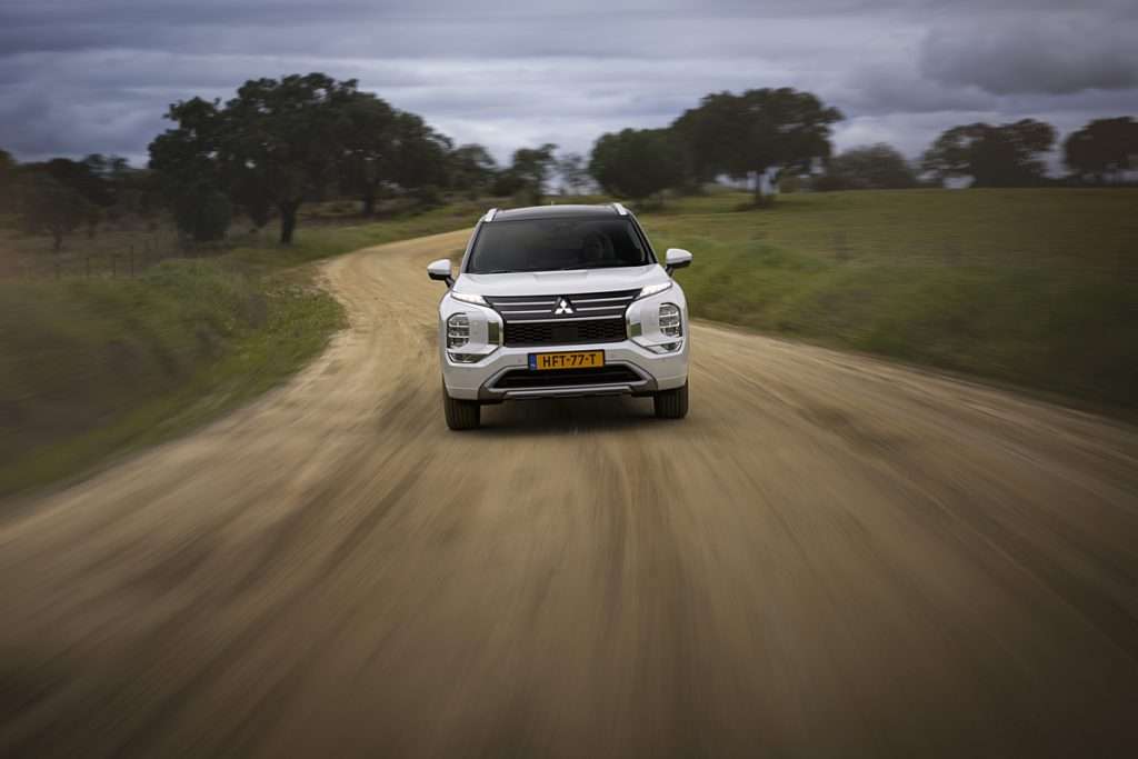 New Outlander PHEV White Diamond_2026 offroad