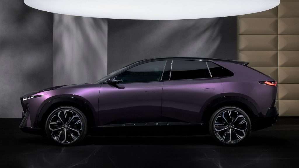Nuova Mazda CX-6e debutto al MAXXI di Roma side