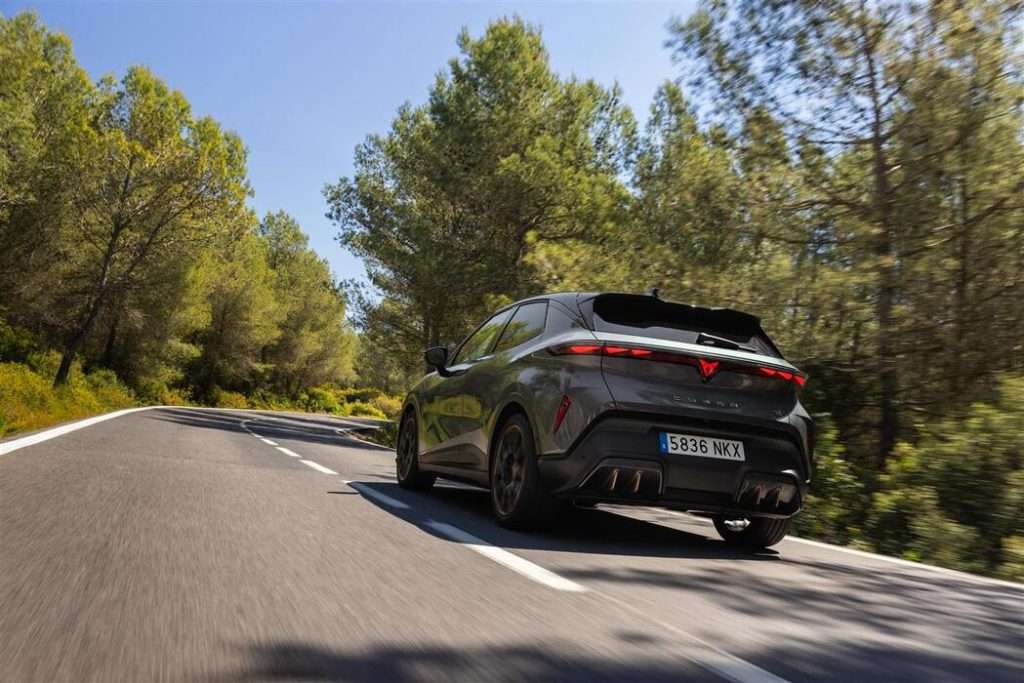 CUPRA Raval prezzo CUPRA Raval Edge Plus prezzo e caratteristiche dinamica rear