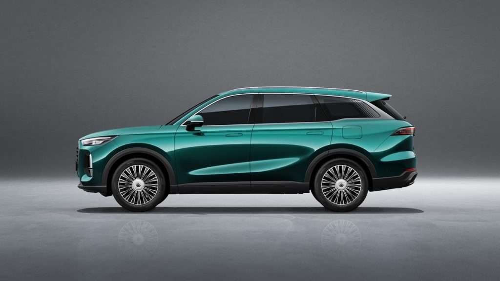 Chery Tiggo 9 SUV plug-in hybrid 2026 ambient studio side