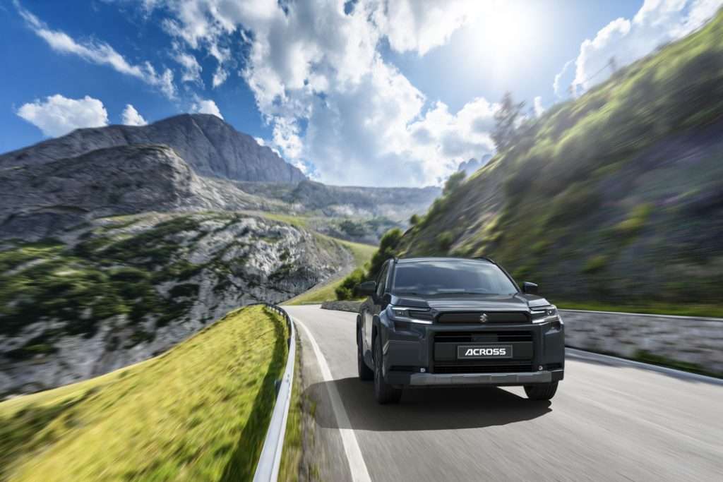 Suzuki Across Plug-in Hybrid 2026 azione front dolomiti