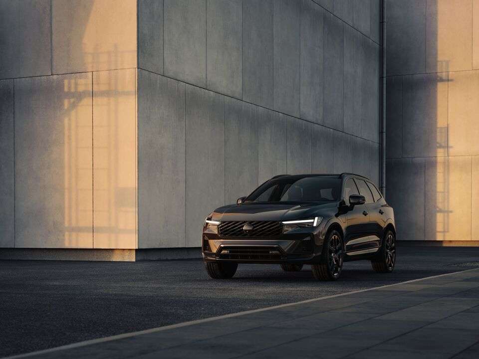 Black_edition_The_New_Volvo_XC60 Frontale