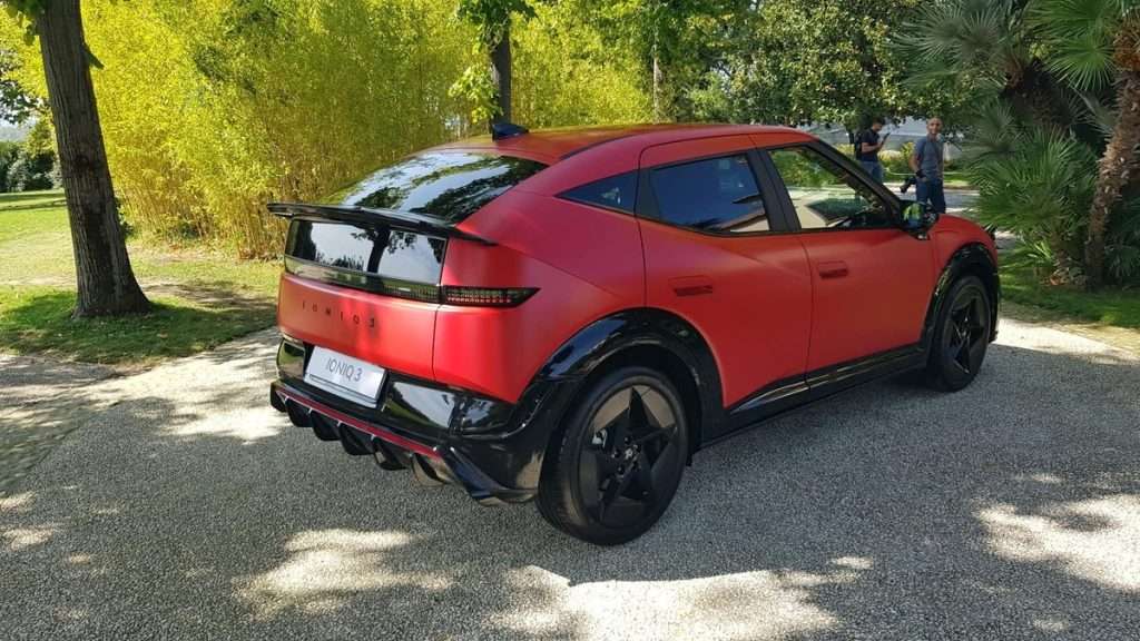 Hyundai IONIQ 3 2026 prova su strada rear