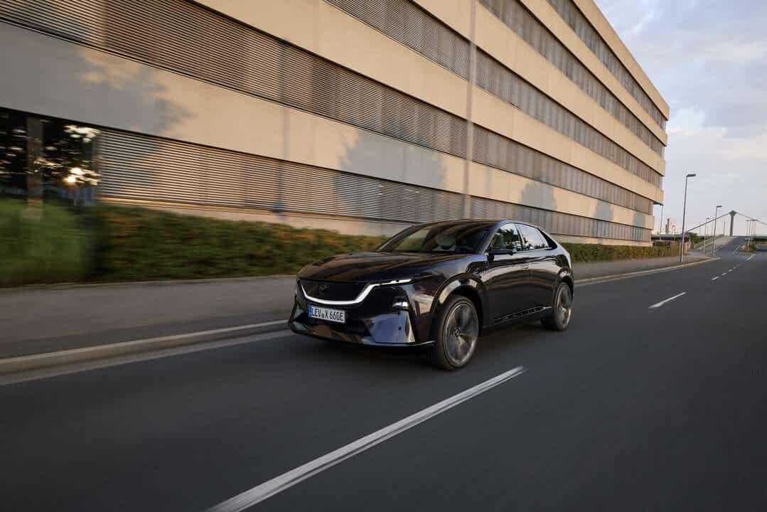 Mazda CX-6e dinamica trequarti anteriore