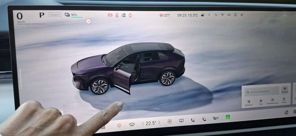 Mazda CX-6e statica display con mano