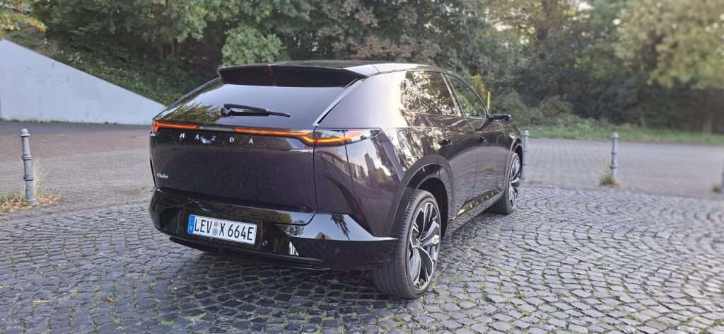 Mazda CX-6e statica posteriore