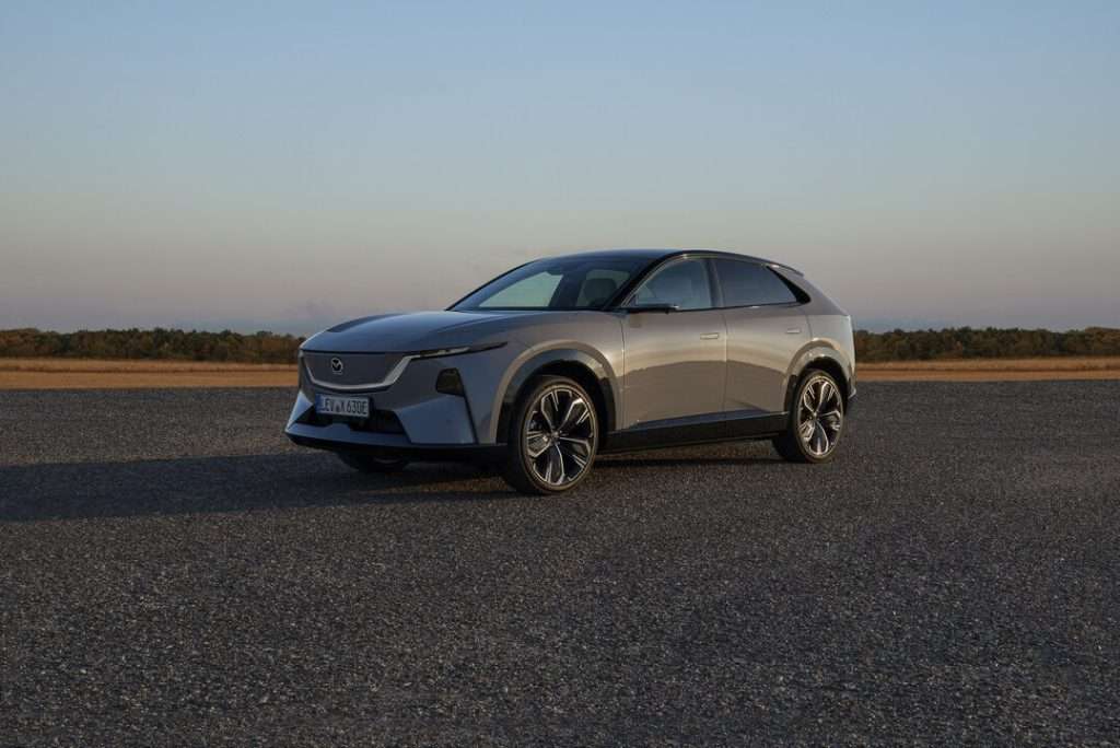 Mazda CX-6e statica tramonto