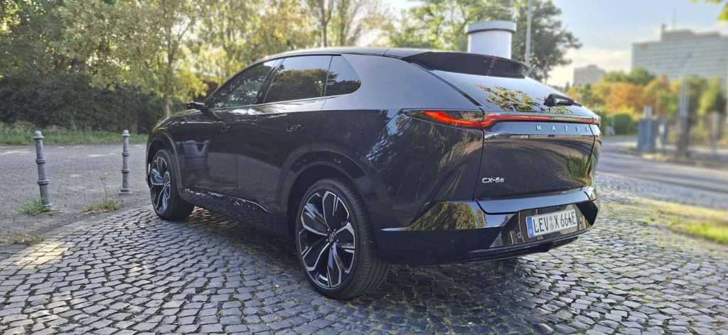 Mazda CX-6e statica trequarti posteriore