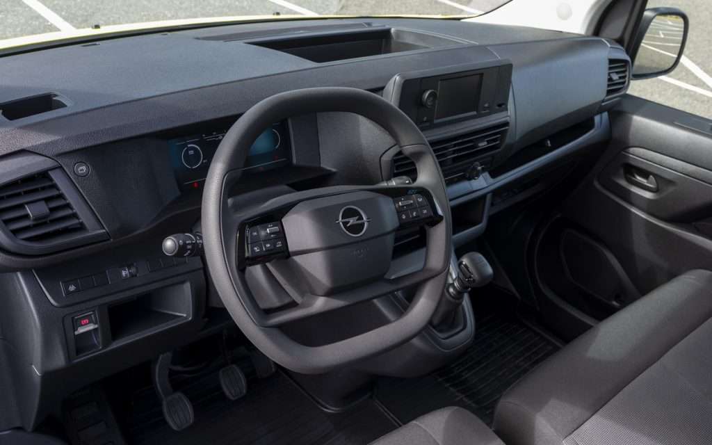 Opel Vivaro pianale cabinato 2.2 diesel 2026 IAA plancia