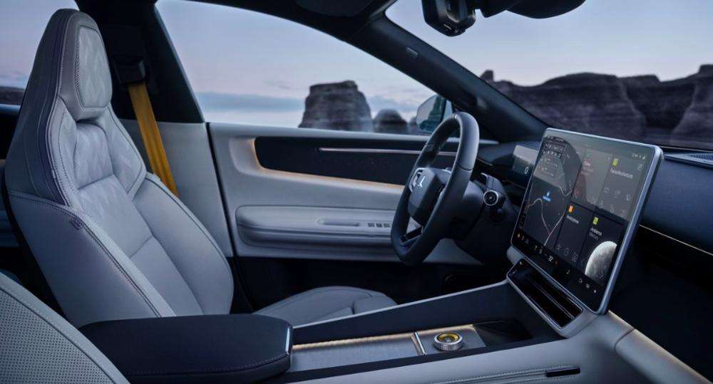 Polestar 4 SUV 2027 interni