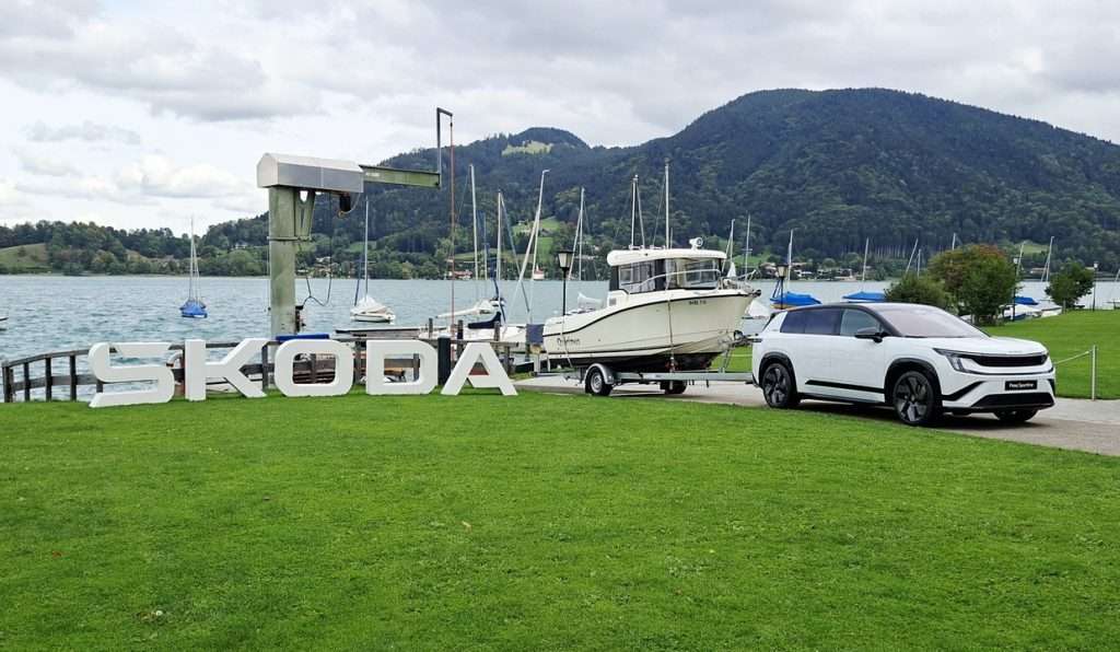Skoda Epiq con barca