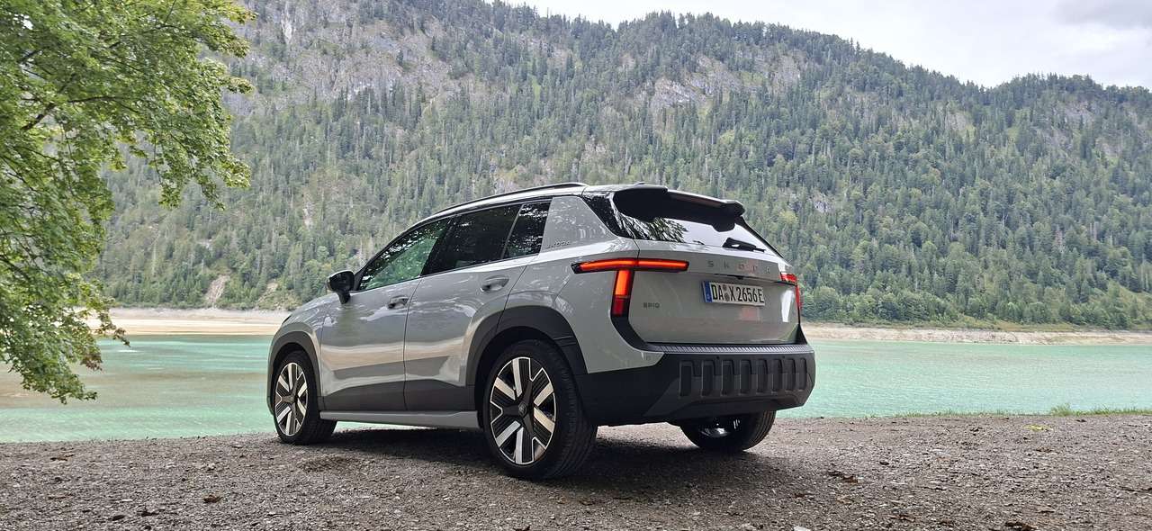 Skoda Epiq statica posteriore lago