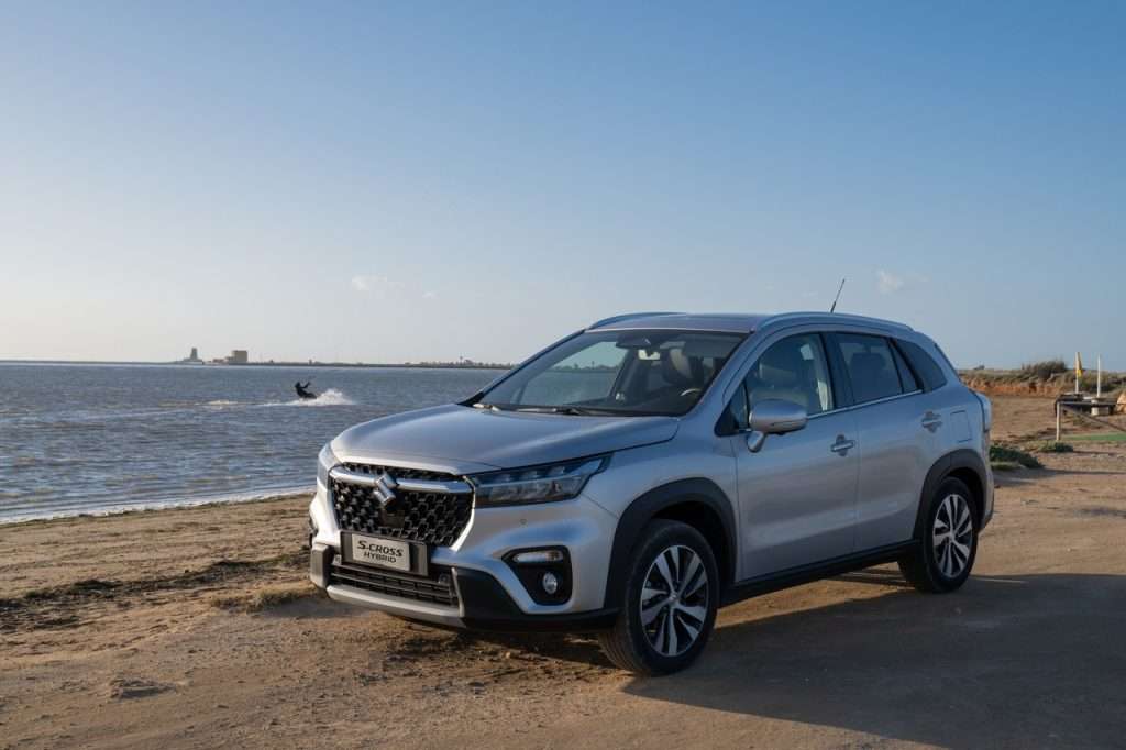 Suzuki Across Plug-in Hybrid statica mare