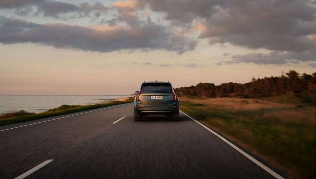 Volvo XC90 dinamica posteriore tramonto
