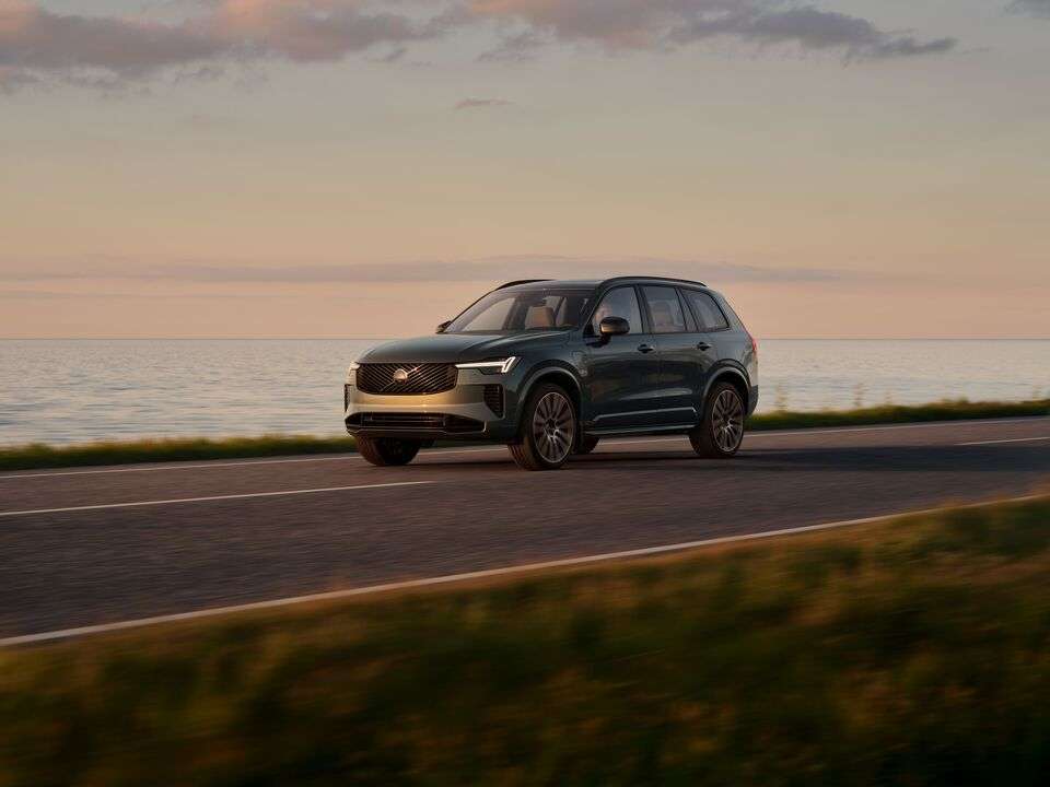 Volvo XC90 strada dinamica tramonto