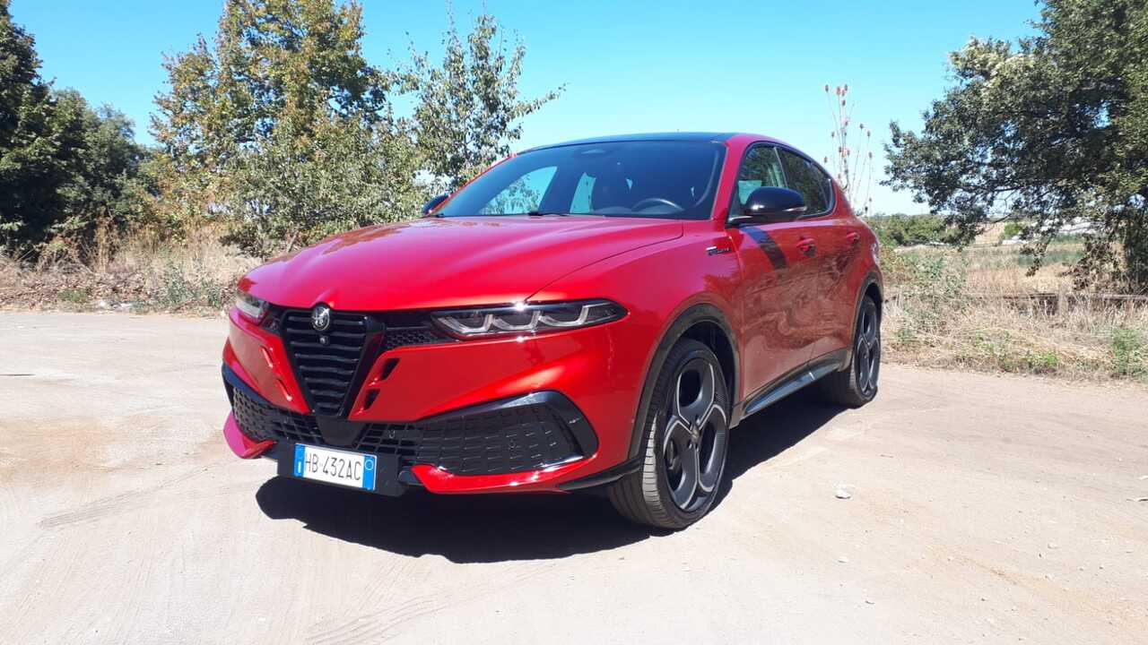 Alfa Romeo Tonale Sport Speciale statica rossa