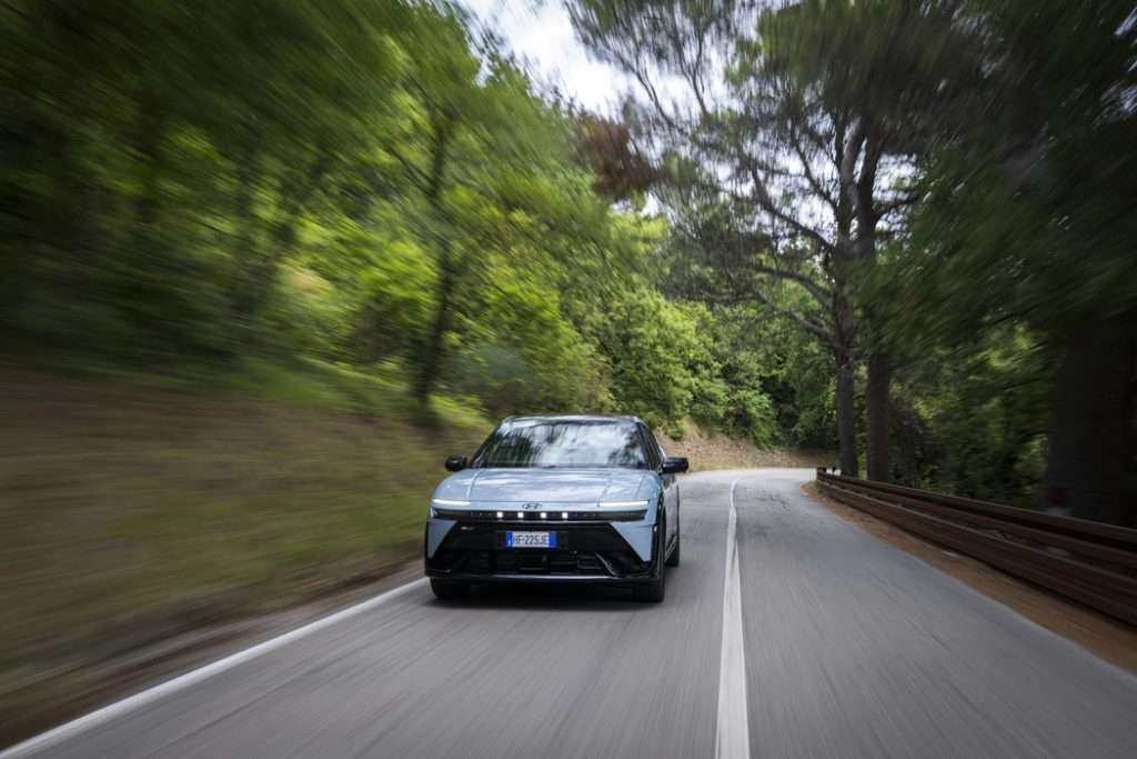 Hyundai IONIQ 3 prova su strada 2026 dinamica front