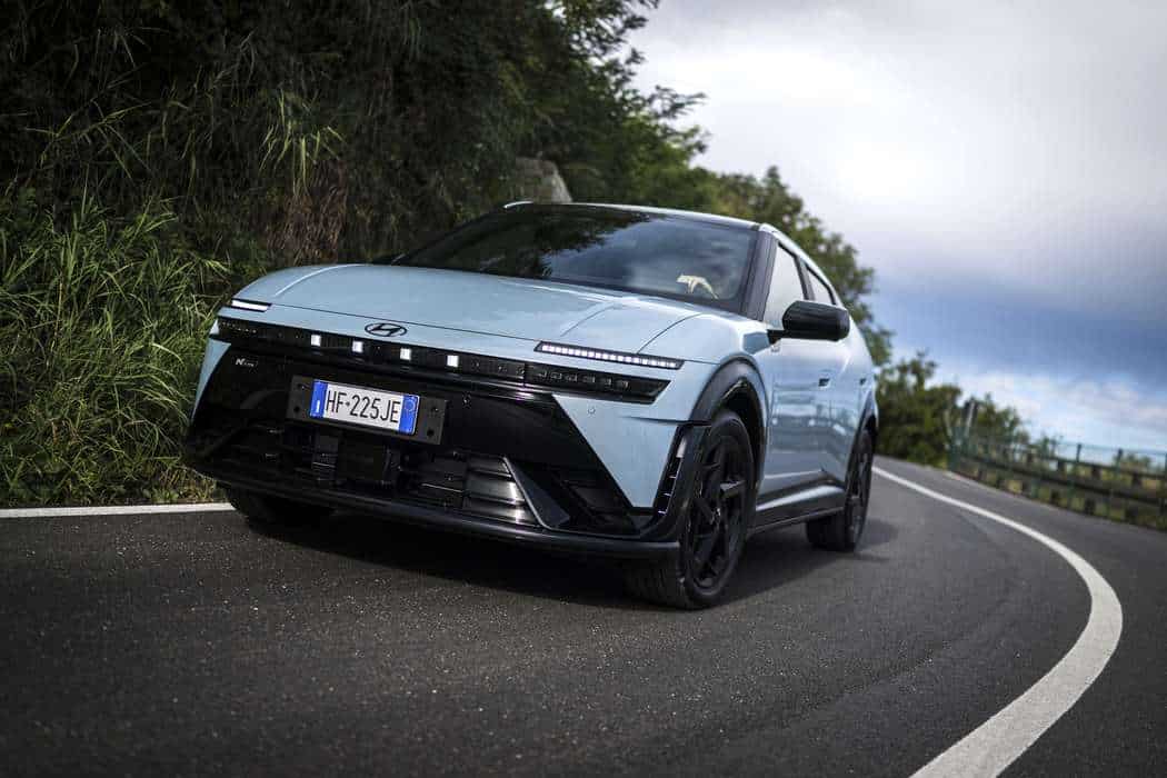 Hyundai IONIQ 3 prova su strada 2026